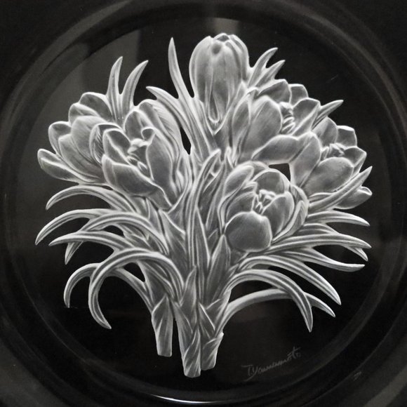 Hoya Crystal Etched Plate Flower of The Month February Crocus Signed T Yamamoto - Picture 2 of 5